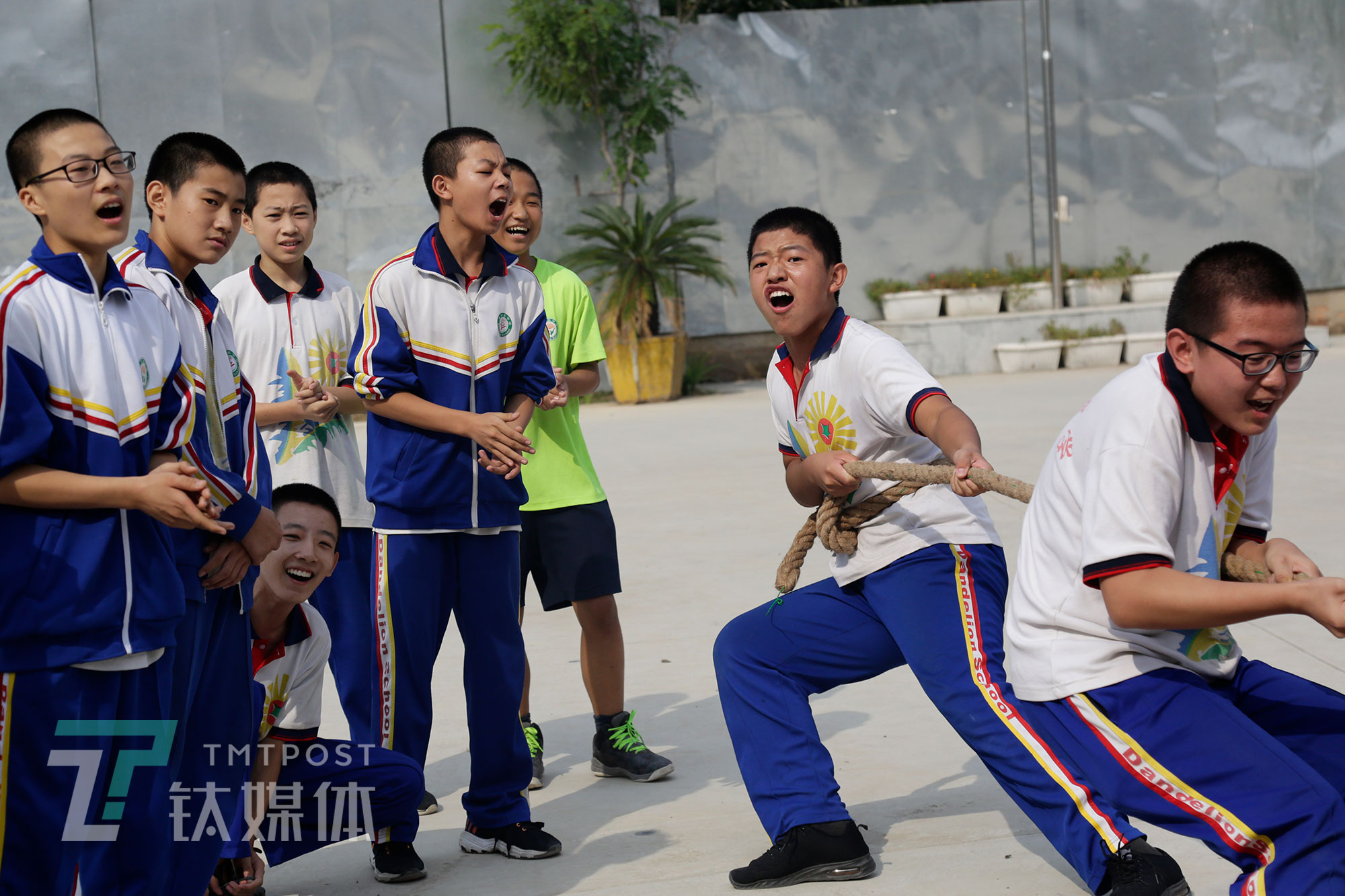 9月17日，蒲公英中学校园， 14岁男孩彭城（右2）在参加一场拔河比赛。彭城九年级，他是班上的班长兼体育委员，爱好打篮球，喜欢组织和参与课外集体活动。