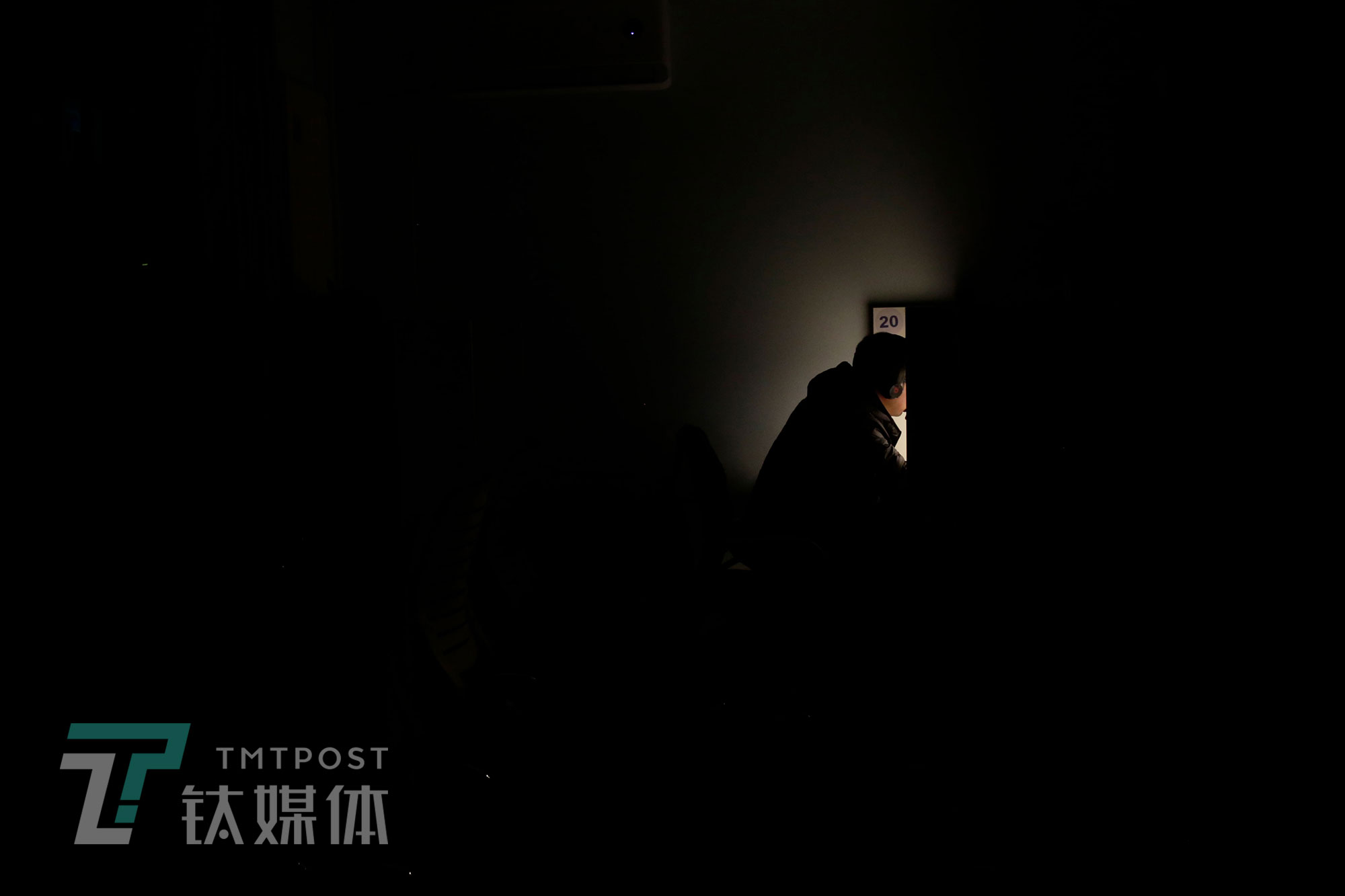 11月24日22点34分，北京海淀区，一家付费自习室，顾客在格子间学习。