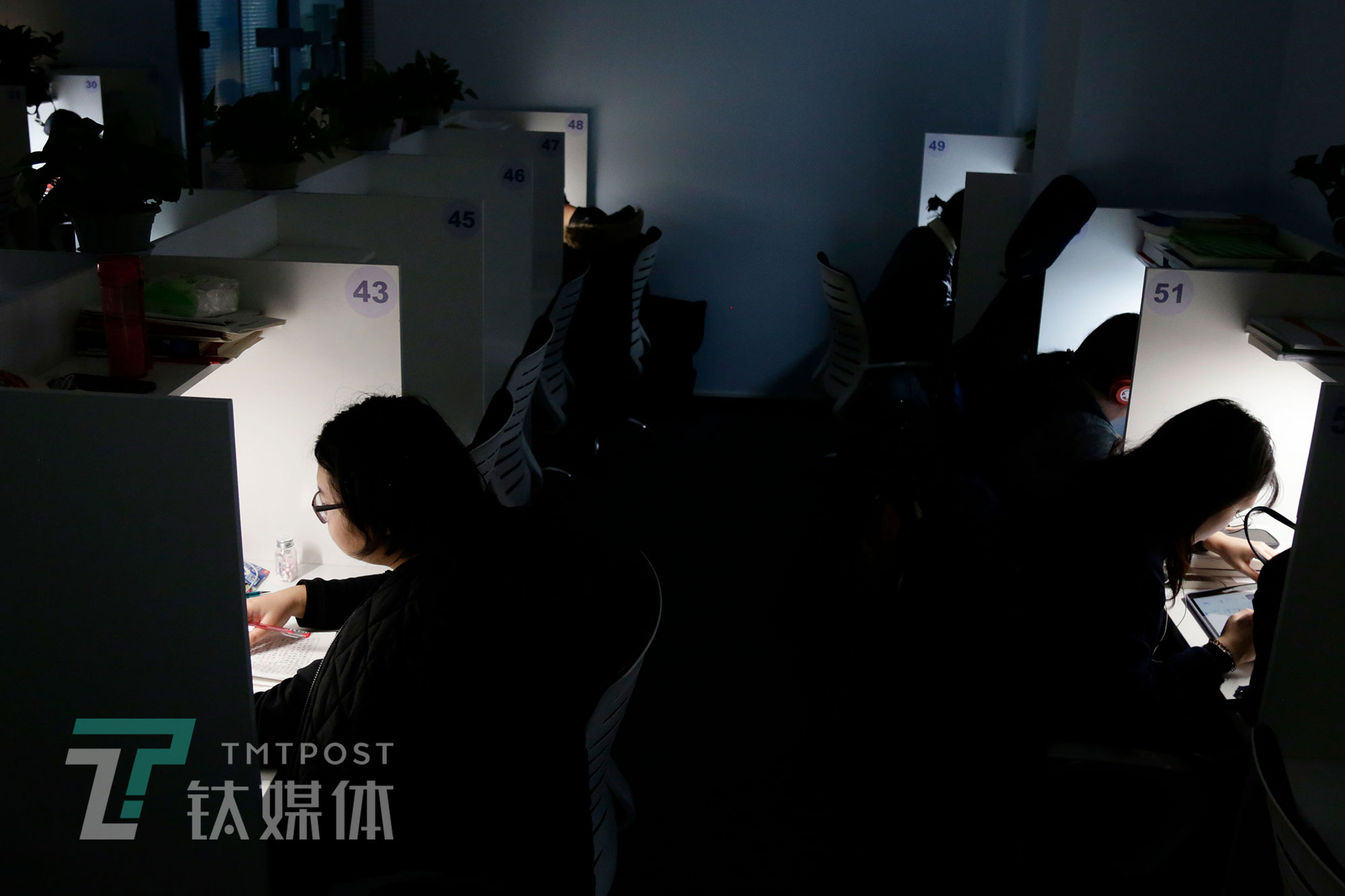 2019年11月20日19:00，顾客在格子间学习。