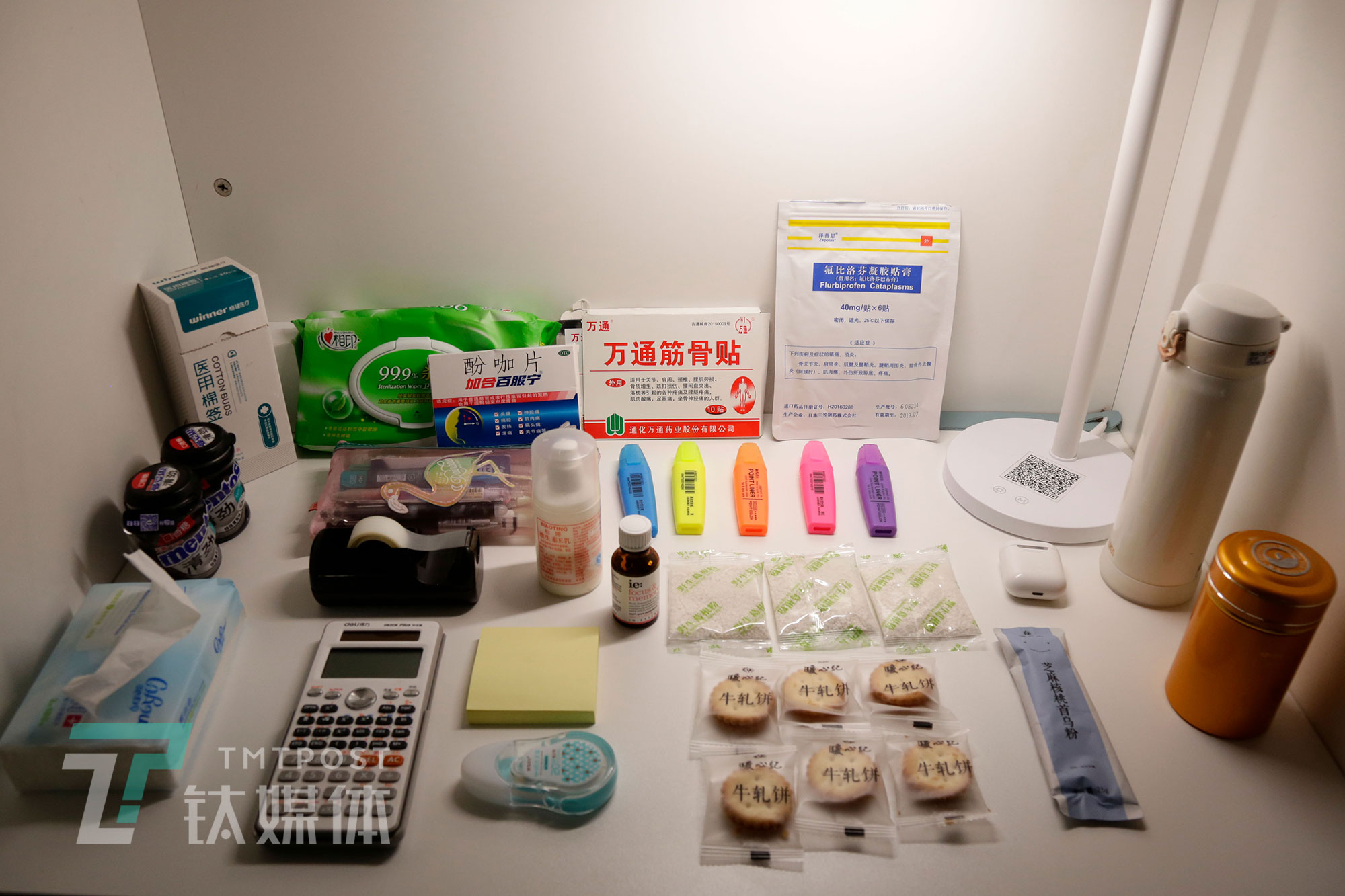 自习者带来的物品：计算器、画题笔、修正带、药、水杯、茶叶、牛轧饼干等。