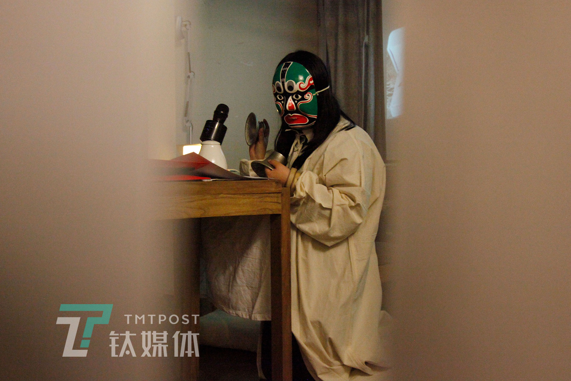 4月14日，&ldquo;社畜博物馆&rdquo;展览现场，一位身穿白大褂、头戴面具的表演者在为各行各业过劳死的人举行&ldquo;葬礼&rdquo;。