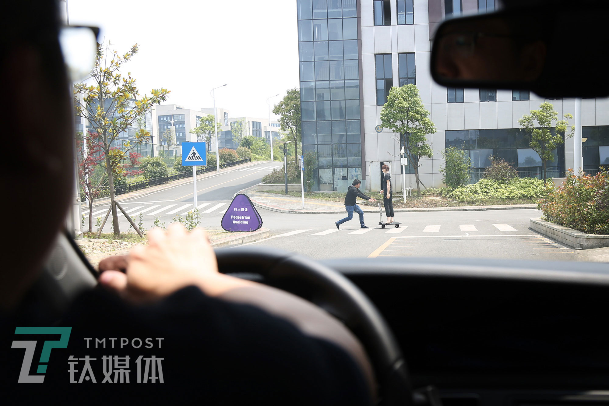 D队通过算法训练，用模拟行人的假人进行&ldquo;斑马线行人避让&rdquo;比赛任务练习。