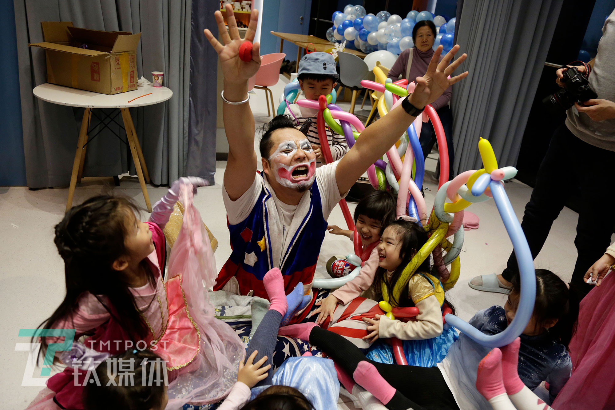 12月17日，北京达美中心亲子餐厅，一位客户孩子的生日宴上，阿绎和小朋友们做游戏。