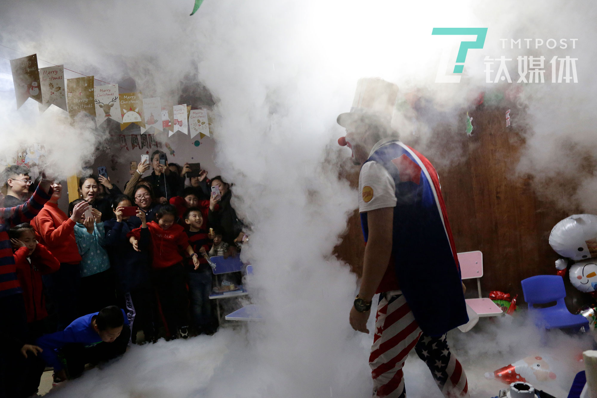 12月21日，北京，一位客户为孩子举办的圣诞节私人聚会上，阿绎在表演科学魔术秀。