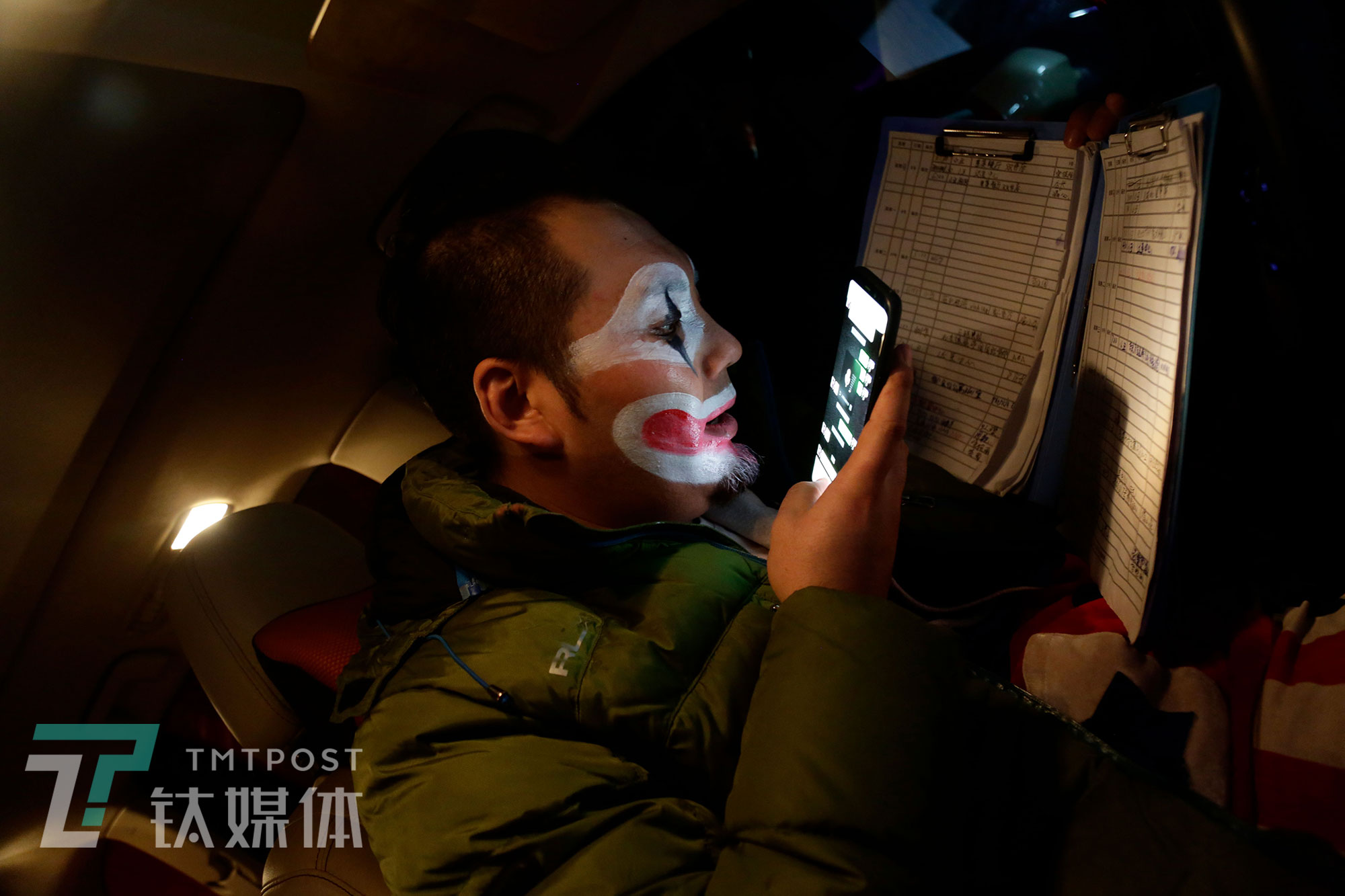 12月16日17：30，北京，一场表演结束后，阿绎在查看演出安排表，通过微信联系客户，准备驾车奔赴下一场表演。