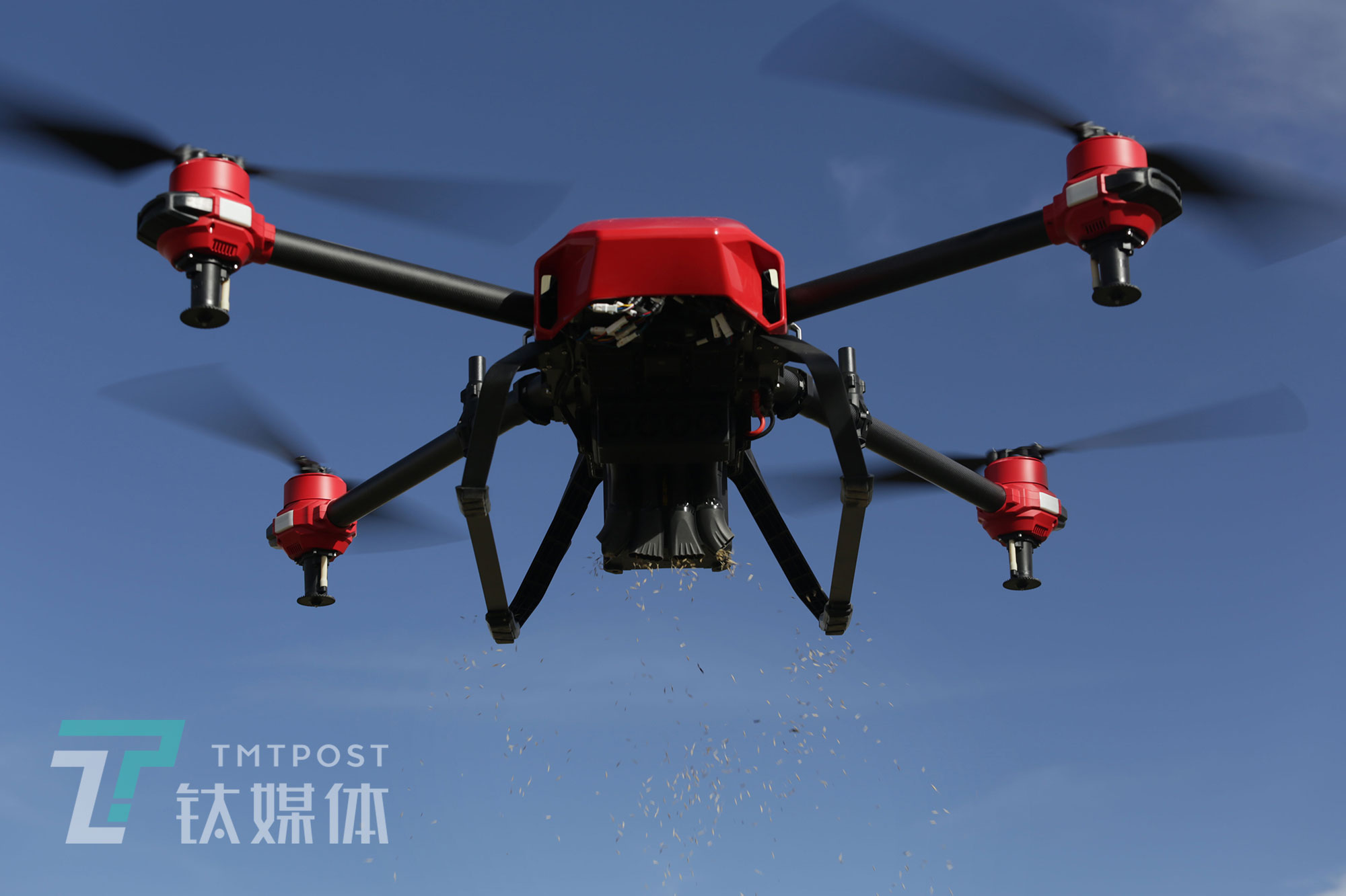 4月25日，四川红原县若尔盖草原，极飞科技举办的新品发布会上，一台植保无人机在使用智能播撒系统播撒草籽。