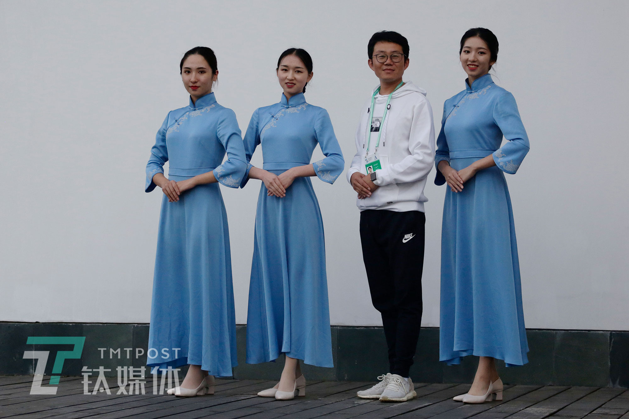 10月20日，浙江乌镇，第六届世界互联网大会会场外，一名参会的男士与志愿者合影。