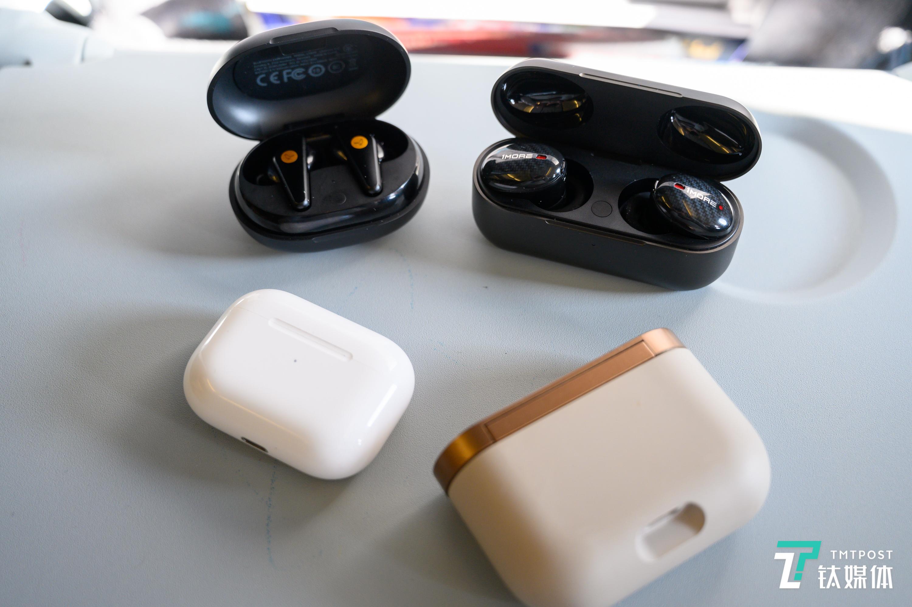 在飞机上进行降噪对比（看小桌板就知道）