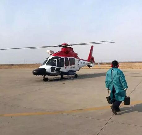 检疫人员通过直升机送检样本