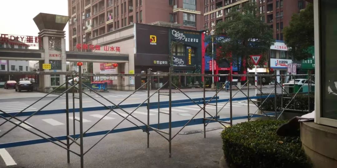 当事者拍摄的小区出入口