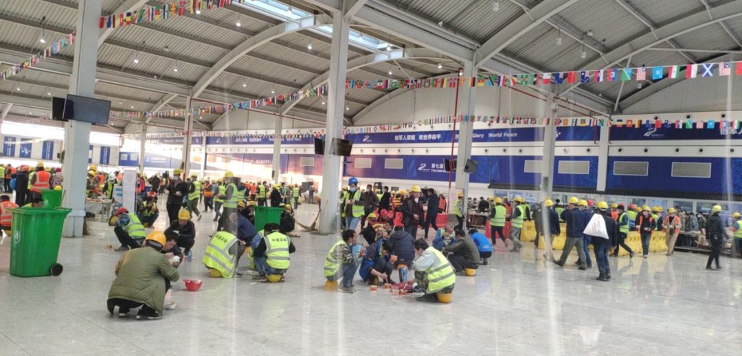 雷神山现场，工人中午就餐