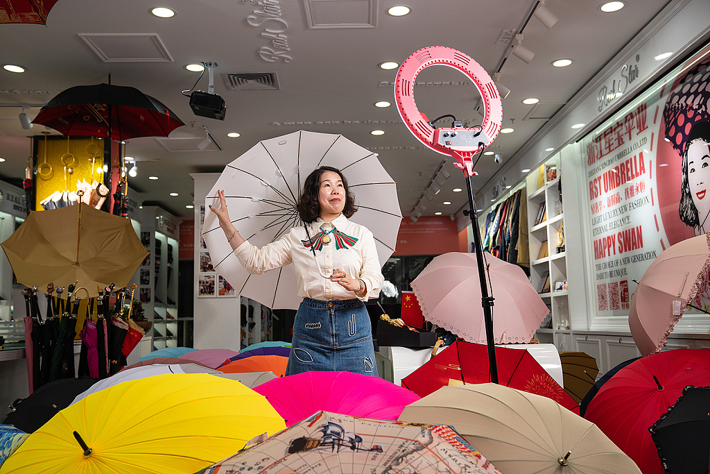 转换阵地，旗舰店变“微商”