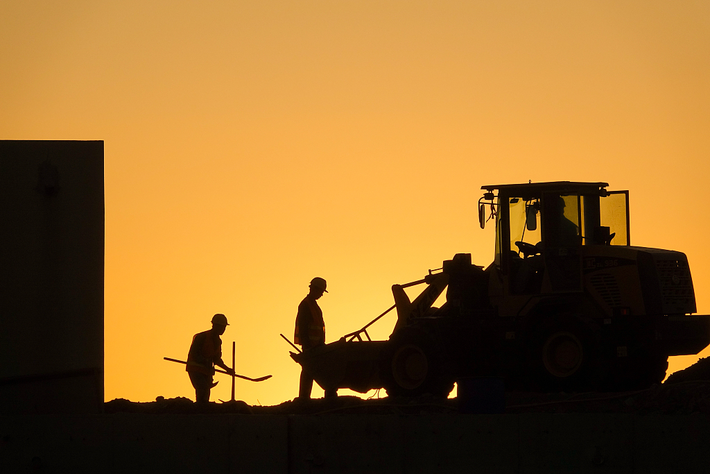 为“火雷神山”工人发工资：开工第一天，5000万工程款就下来了