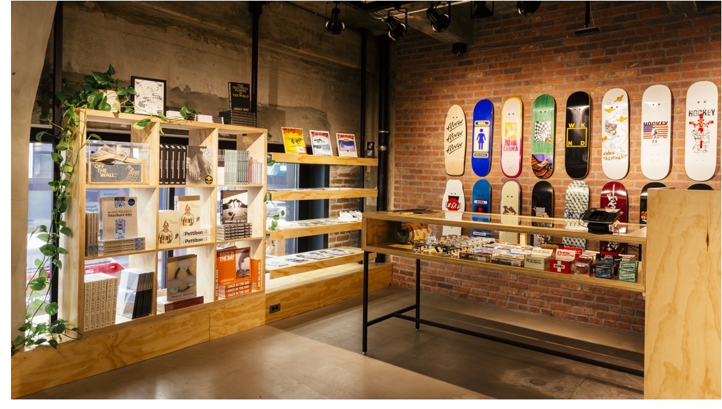 店内也卖滑板（图片来源：WWD）