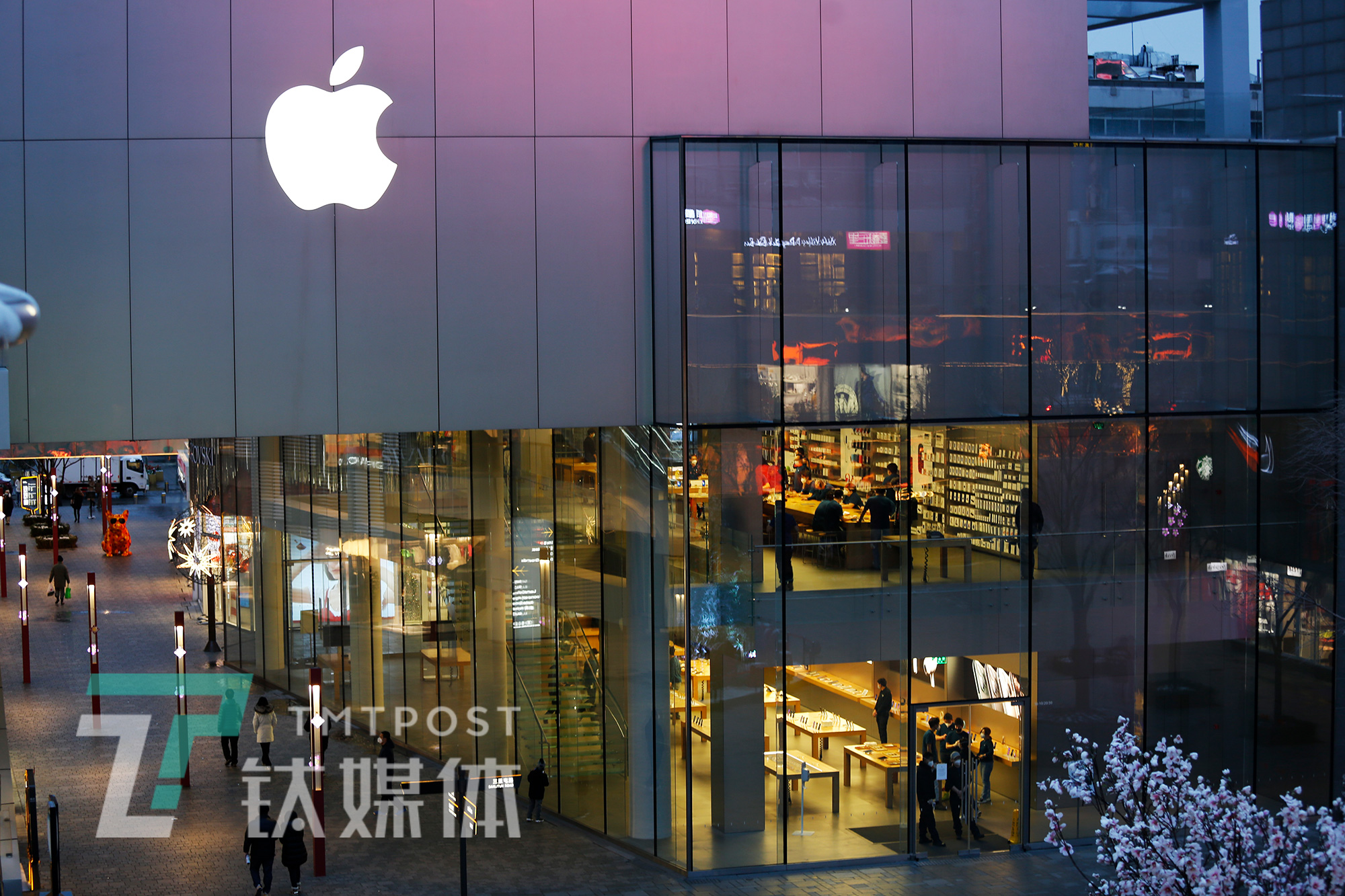 2月14日，北京三里屯苹果直营店恢复营业。2月1日，苹果宣布，受疫情影响，关闭中国区所有 Apple Store。13天后的情人节当天，苹果恢复北京全部五家Apple Store，营业时间从此前的早十点到晚十点，变成早十一点晚六点。