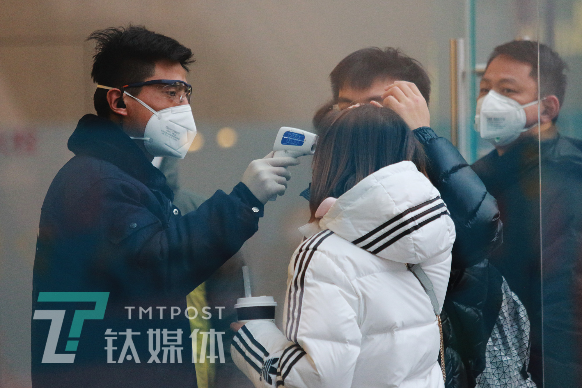 2月14日，北京三里屯苹果直营店恢复营业。2月1日，苹果宣布，受疫情影响，关闭中国区所有 Apple Store。13天后的情人节当天，苹果恢复北京全部五家Apple Store，营业时间从此前的早十点到晚十点，变成早十一点晚六点。