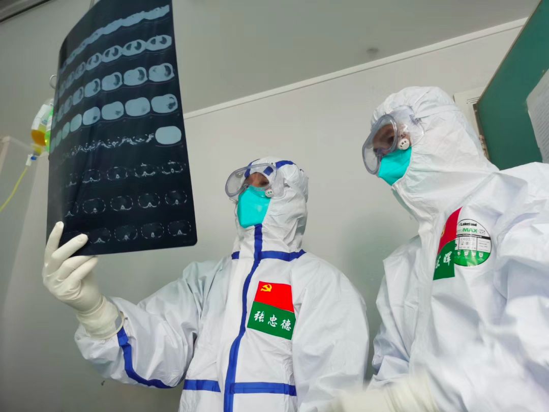 “疯抢双黄连”纯属闹剧，真正的中医是这样治新冠的