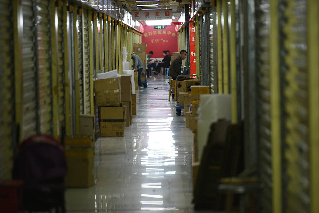 华强北商家跨界自救：在朋友圈卖起了电玩、护目镜和消毒液