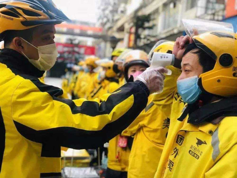 疫情里的外卖员和快递员：路上跑的都是同行，戴口罩也能认出