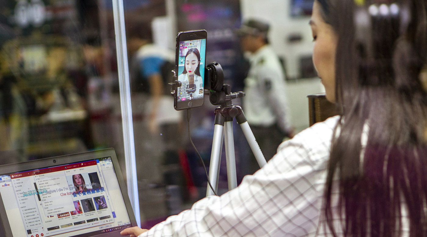 谁在“抢”微商和主播的饭碗？