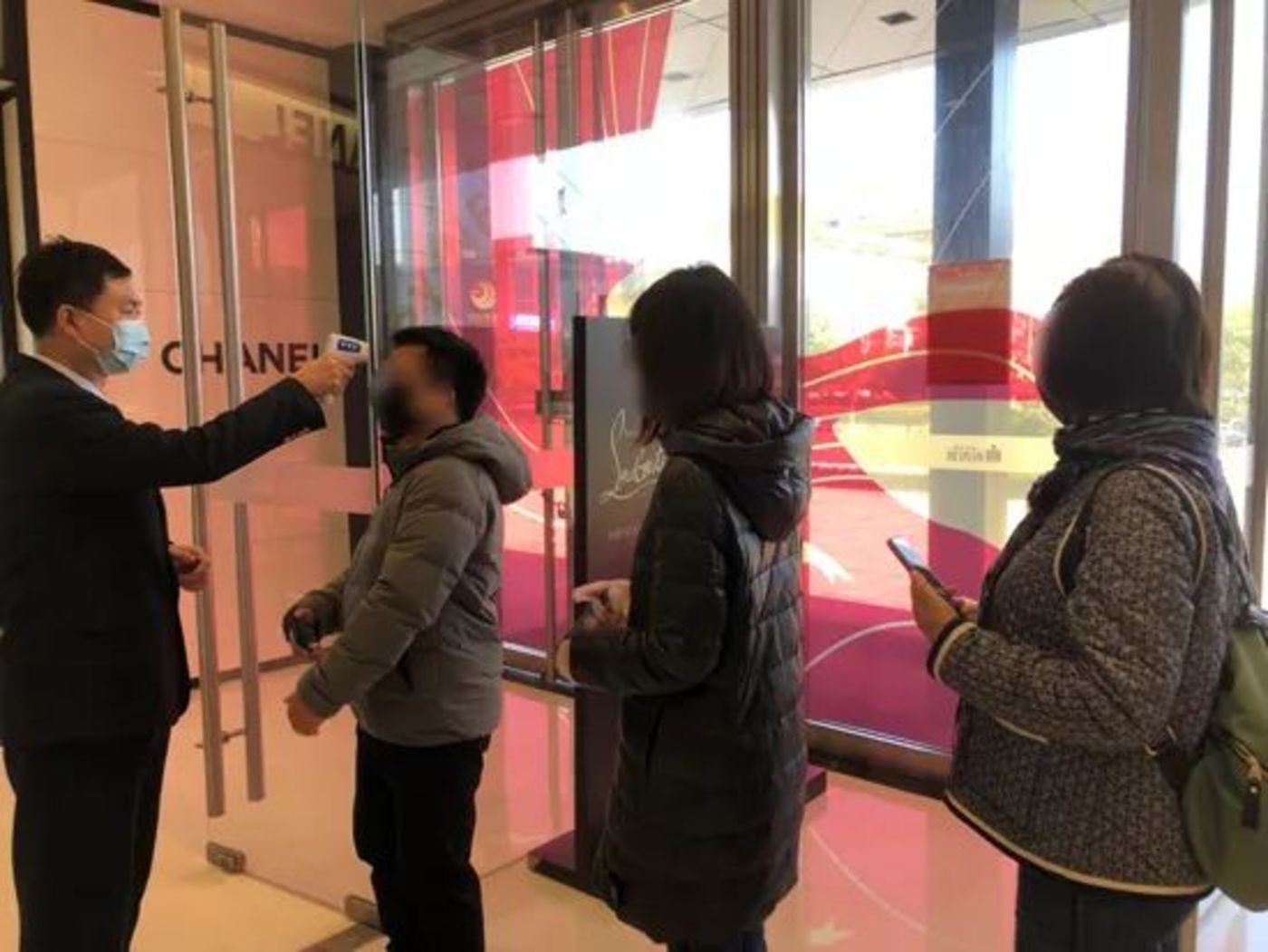 杭州大厦开业当天消费者排队于商场入口测温 ,图自杭州网