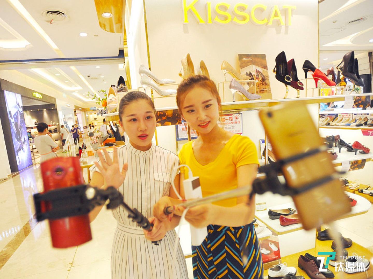 复工遥遥无期，一场直播带货拯救一个服装品牌|品牌