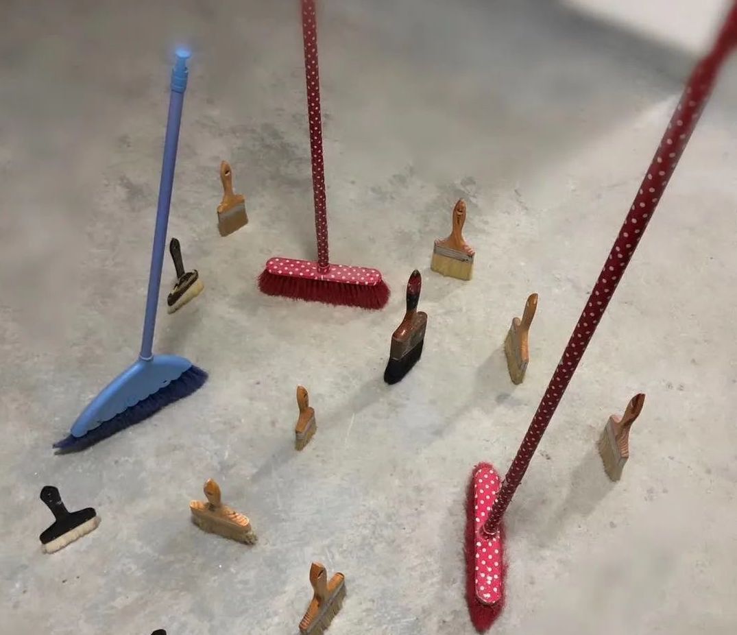 立扫把挑战后，持续上演的“万物皆可X”是仪式、游戏还是狂欢？