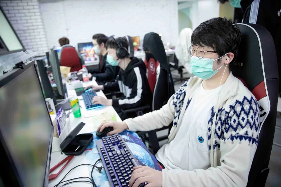（EDG俱乐部进行训练和比赛时都要求选手戴口罩）