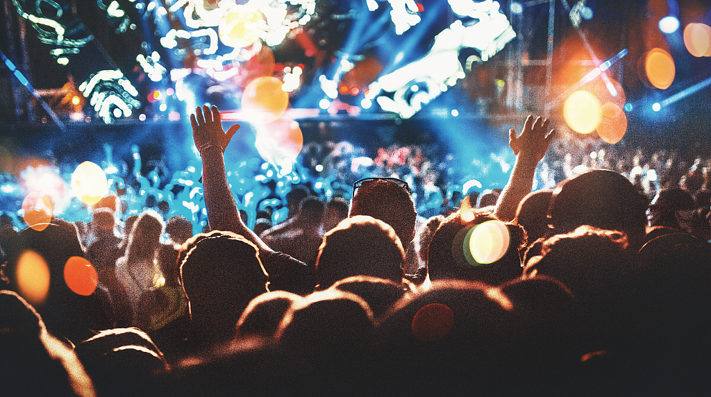 日本粉丝经济，中国工厂制造