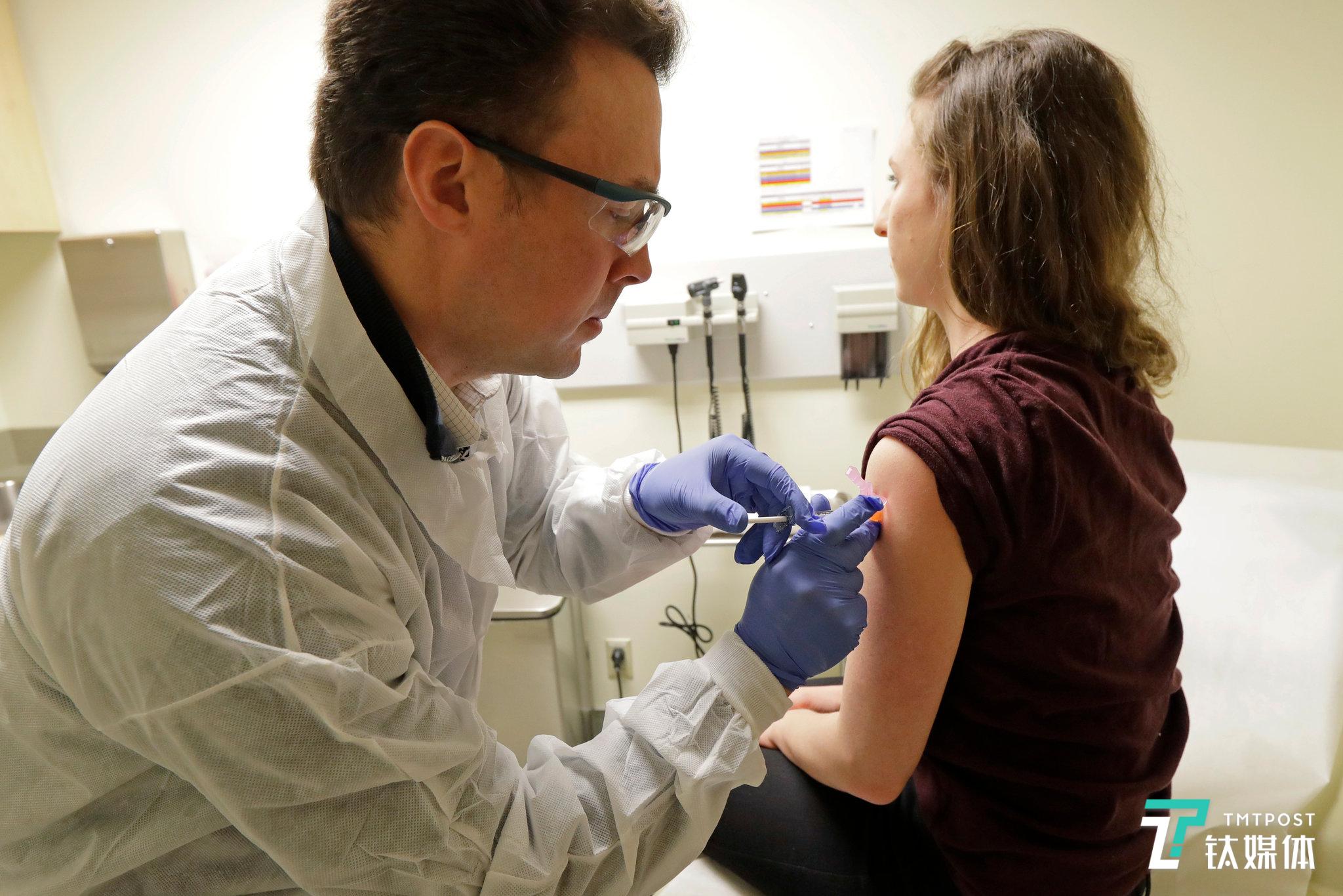 美国新冠疫苗开始临床试验:首位志愿接种者感觉良好