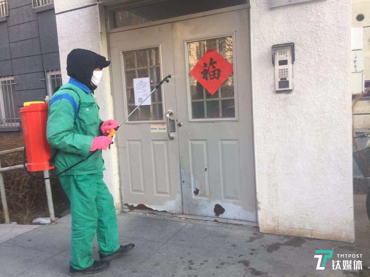 金地物业工作人员正在北京回龙观某小区进行消毒作业