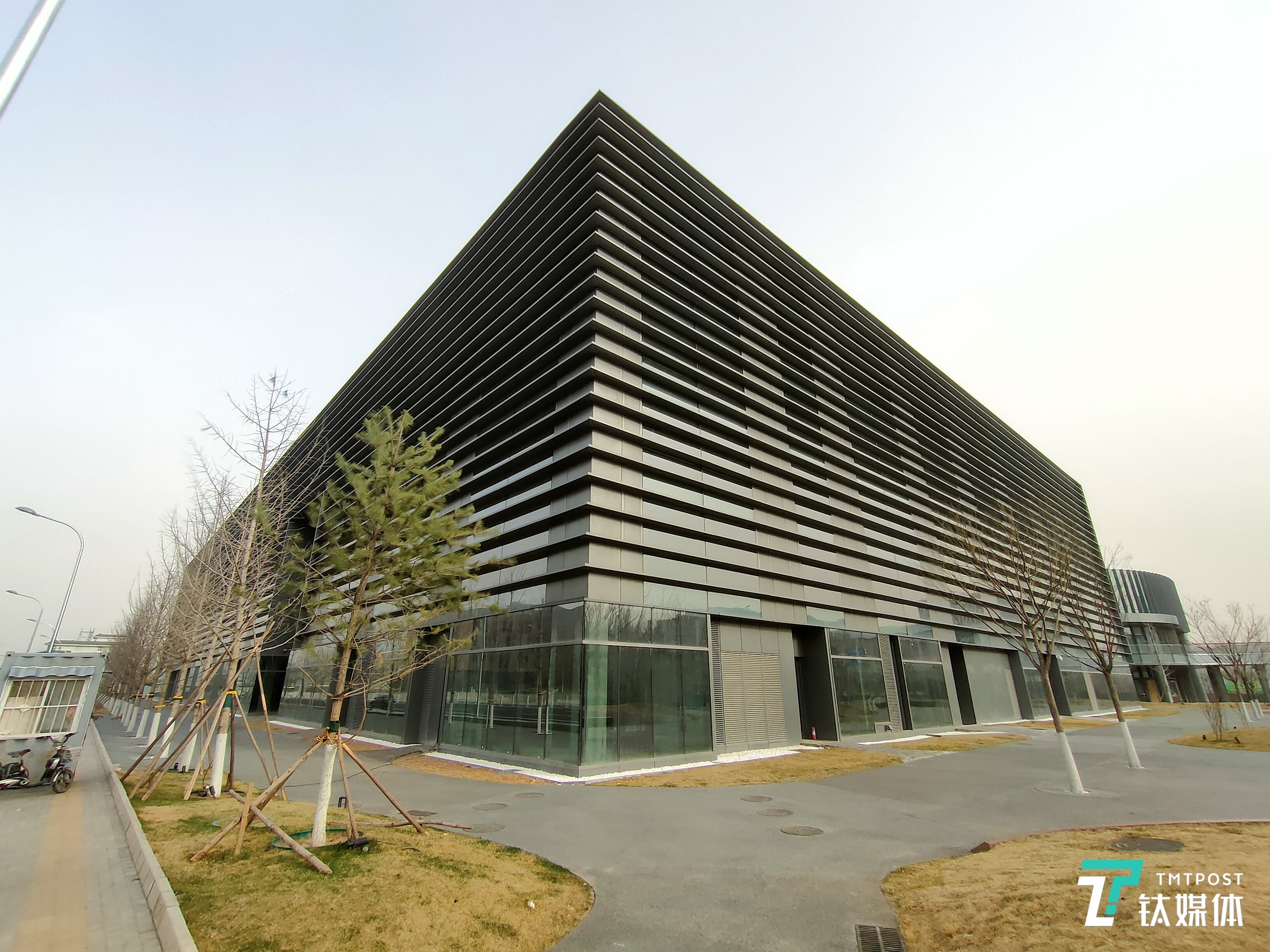 更多样张 焦距：1.66毫米  光圈：f/2.3  ISO：100  快门：1/400