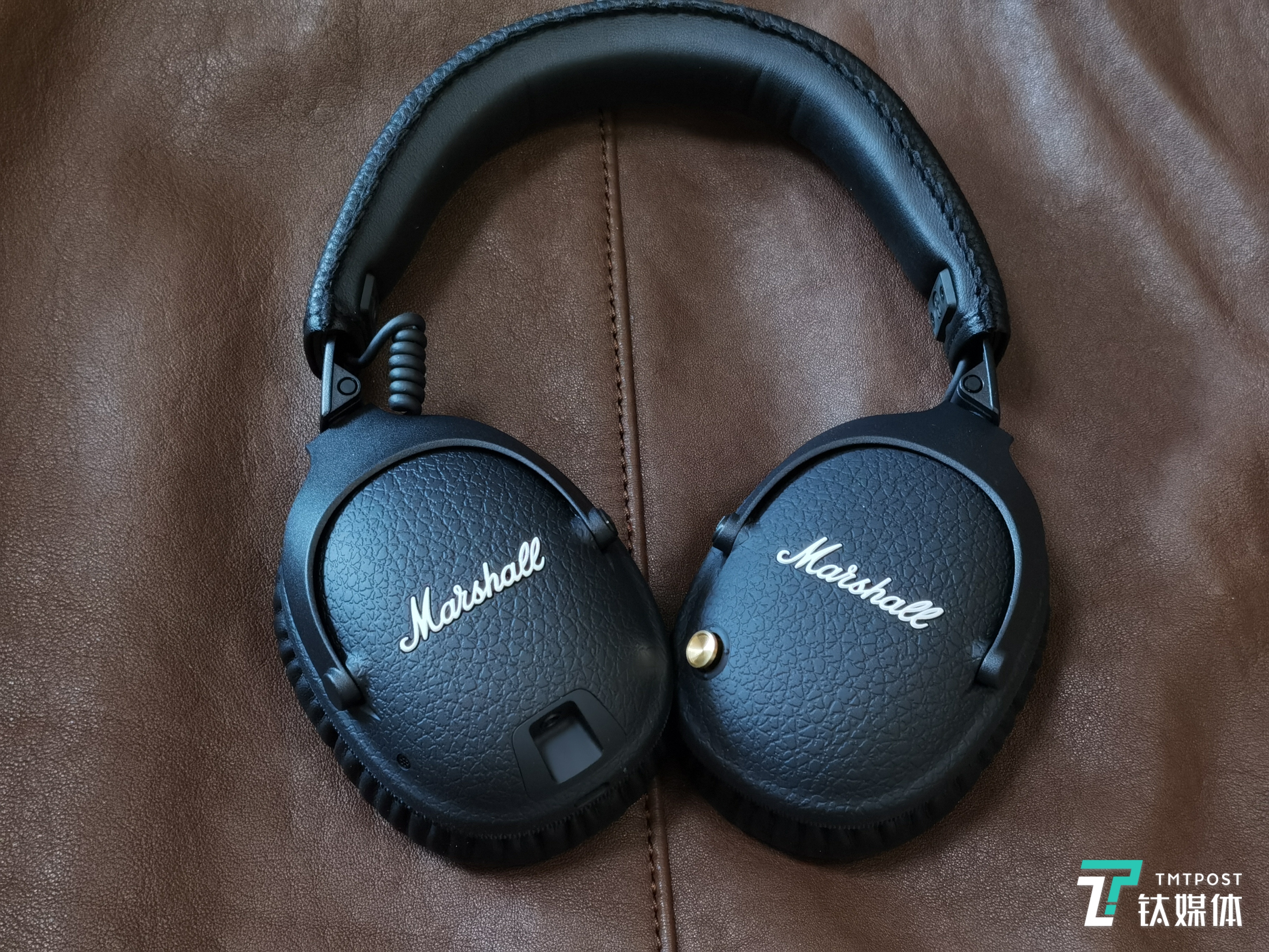 酷酷的黑色复古风迎面而来