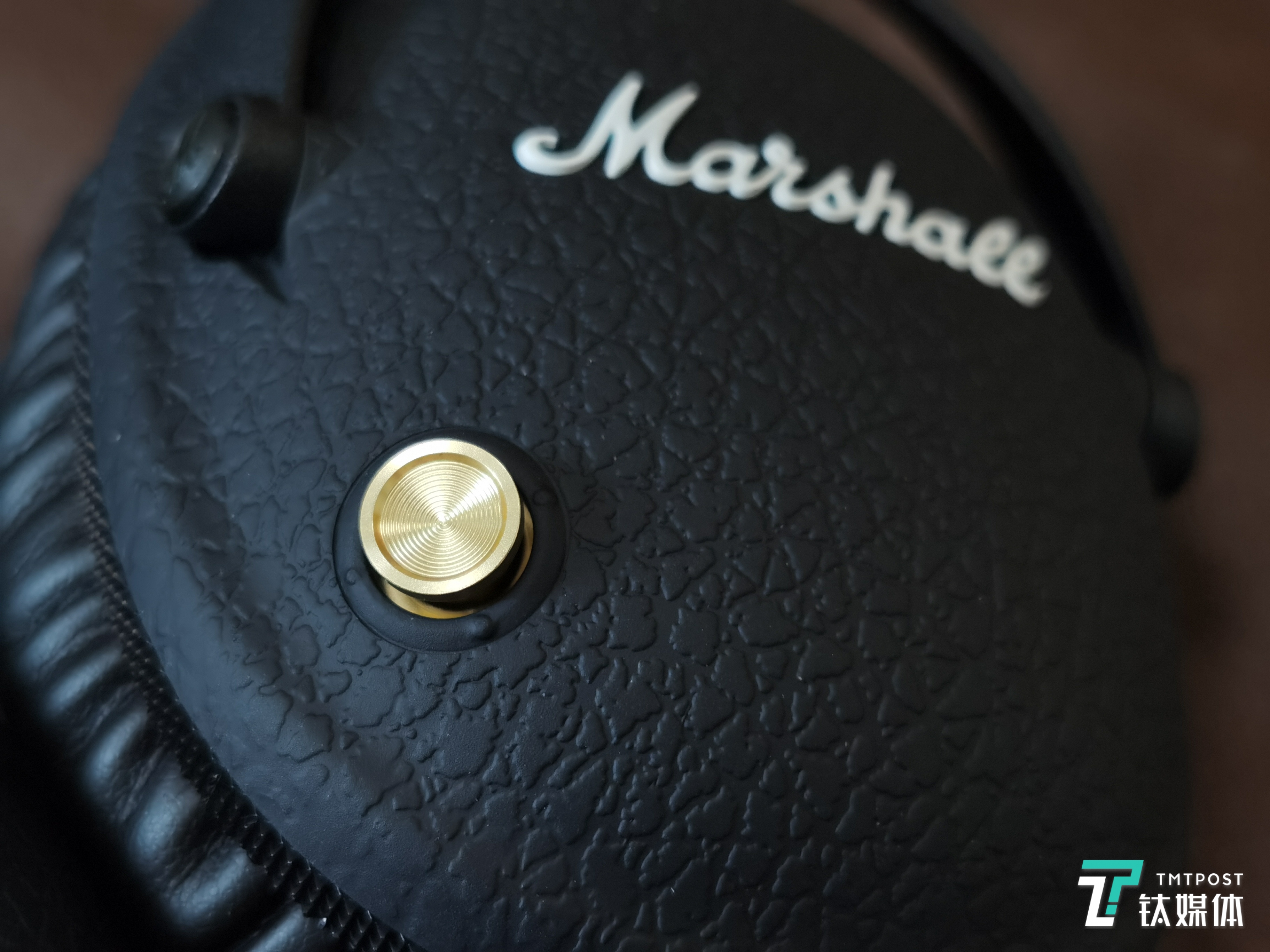 这颗黄铜按钮是标志性特色之一