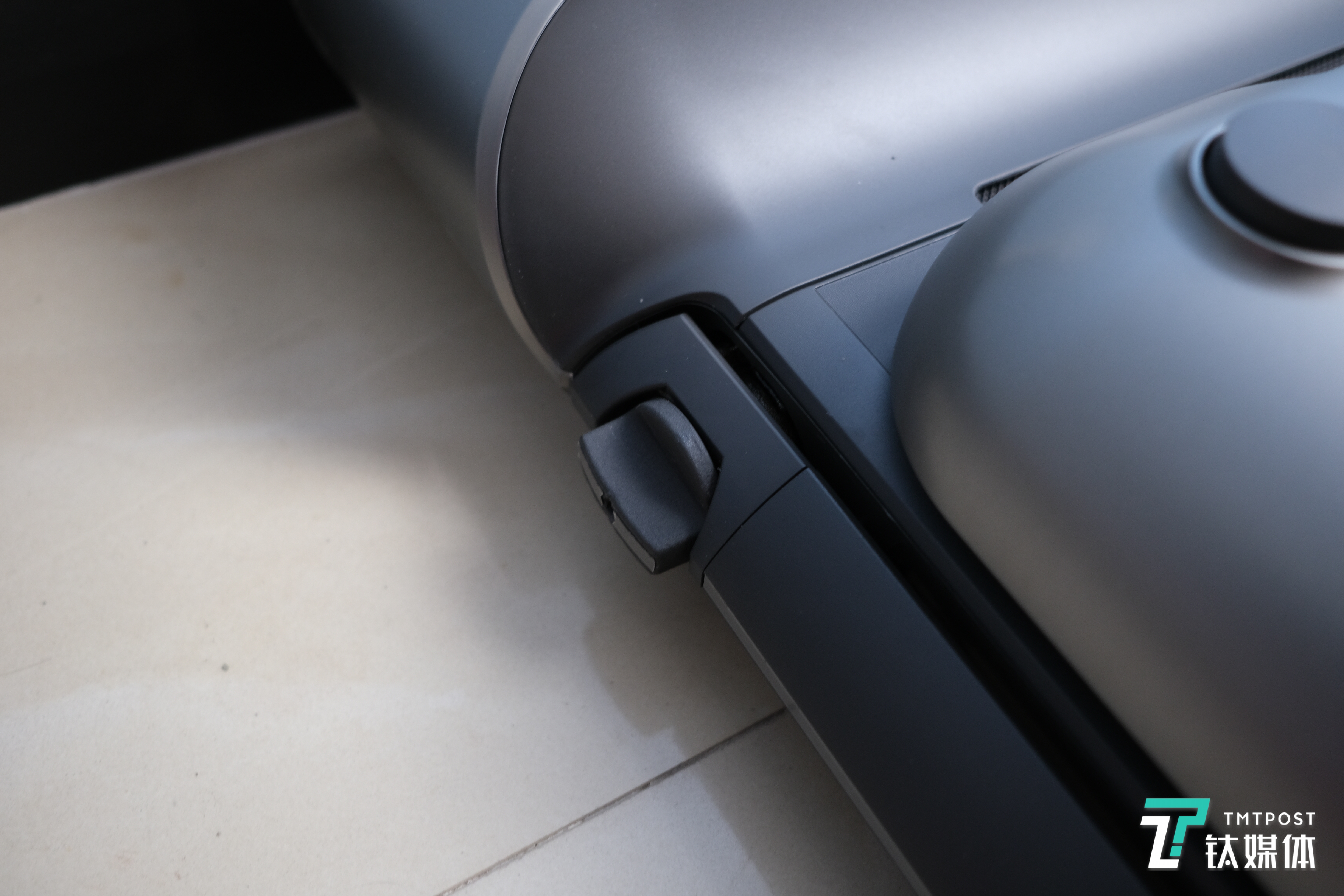 进入跑步模式之前，需要先松开螺丝，抬起扶手