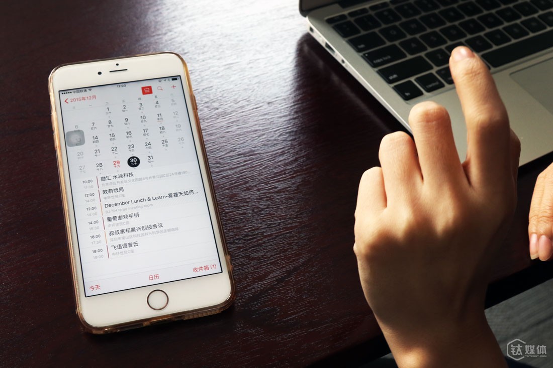 2015年12月29日，李小玉在办公室内翻看第二天的行程安排，包括5个创业团队的会议。她专注的领域包括电商物流、科技（技术、人工智能、硬件）、供应链金融、医疗、文化，因为在京东的经历，前三个领域是她最感兴趣并且最擅长的。