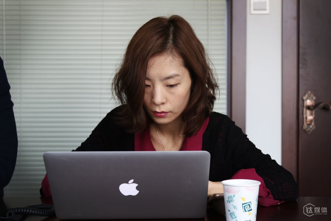 李小玉喜欢跟创业者打交道，她说自己将来的职业规划，也会一直聚焦在与创业者相关的事情上。现在作为一名FA，对于接不接一个项目，她有自己的一些考量：&ldquo;首先团队一定要靠谱的，创始人是不是全心创业，几个联合创始人的专业背景有没有互补性；第二看项目有没有踩对行业和时间点，是否在市场上找到一个好的切入点；第三看商业模式以及需求的真伪，如果是2C端的，有没有真正服务好用户。