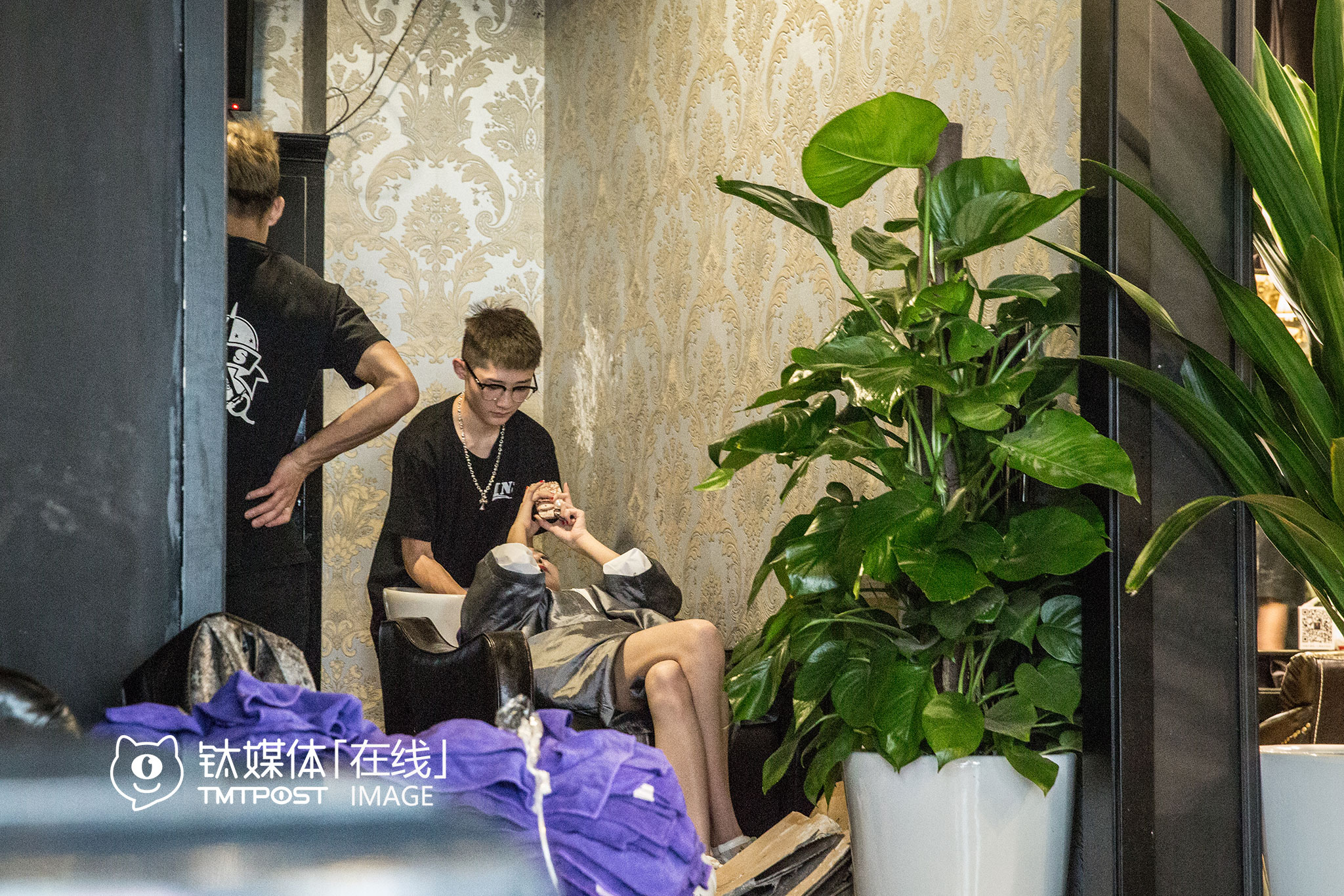 她每天的生活：早上出门去理发店洗头，洗完头去见见朋友，或者网吧玩LOL，晚上回家看看电视，睡觉。在洗头的时候，她也没停下直播。&ldquo;两个月时间，赚了30万，都是粉丝送的礼物&rdquo;，柚宝现在一百多级，&ldquo;朋友之间刷礼物，互相送，级别就高了，按规定每天可以提现3000&rdquo;。不过她说自己几乎没有提过现，&ldquo;我没把直播当工作，也不靠这个赚钱，家里条件不错，而且自己也能通过做微商赚钱&rdquo;。