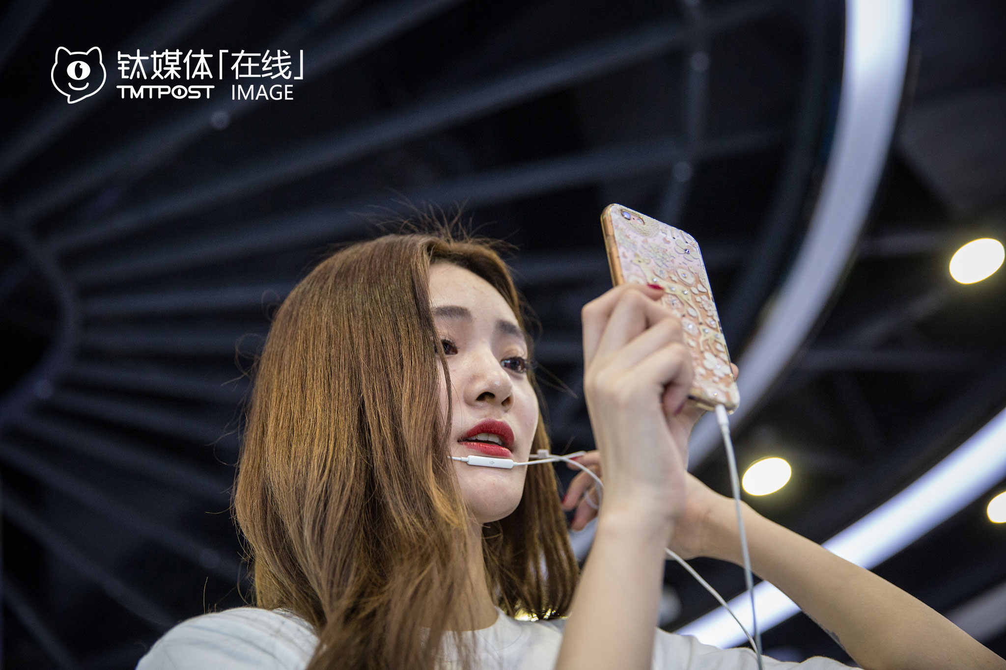 直播中，除了回答一些粉丝的问题，感谢粉丝送礼，她也会应邀给粉丝唱歌，&ldquo;他们喜欢听我唱《丫头》&rdquo;。&ldquo;看直播的还是青少年居多&rdquo;，柚宝的粉丝里，有不少铁杆粉，但她觉得，看直播还是要自控能力强才行，不然会耽误事情，&ldquo;青少年沉迷网络的很多，有工作的人也容易耽误工作，还是要自律吧。&rdquo;对于自己，她觉得自己并不是离不开直播，而是有直播更好，&ldquo;给自己无聊的生活增添一点乐趣&rdquo;。