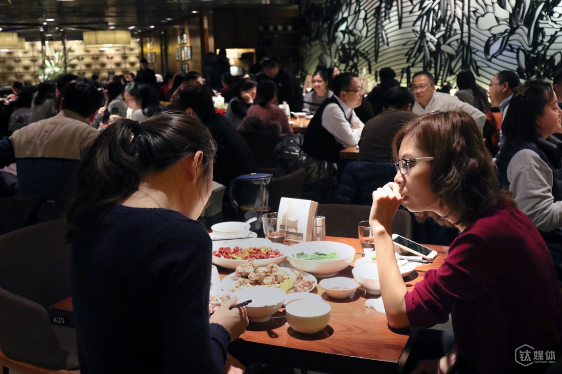 一名做海淘的创业者约李小玉利用中午饭时间谈融资。她在德国做了6年转运，现在在德法边境&ldquo;有一个3万平米的自有仓库&rdquo;，她的海淘项目拿到了葛优的天使轮投资，她想在年前拿到A轮，由于在国外生活时间太长，她几乎没有跟国内创投机构接触的经验，所以想寻求帮助。李小玉建议她把融资需求降低一些，&ldquo;先拿一笔小的，跑一下数据，熬过冬天再说&rdquo;，李小玉认为她想春节前拿到钱的想法比较难实现，&ldquo;很多投资机构年底没钱，投资人也都休息了，圣诞元旦CES硅谷玩一圈，放大假去了。&rdquo;