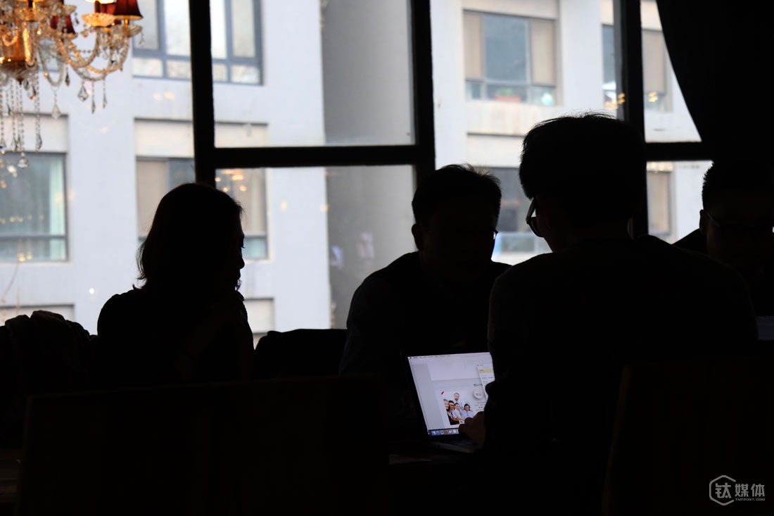 一家咖啡馆，李小玉带着创业者约见投资人，&ldquo;FA就是充当黑脸的角色，很多创业者没法说的话我们要说、说错的话，FA要揽到自己身上来，融资是创业者的核心工作，要尽量降低失败率。&rdquo;关于资本寒冬，她认为，对于优质企业来说没有资本寒冬的说法，&ldquo;只是估值比2015年上半年疯狂的时候趋于合理，拿钱速度稍微慢一点，对于好项目是好事，因为投资人更谨慎，烂项目拿不到钱。&rdquo;