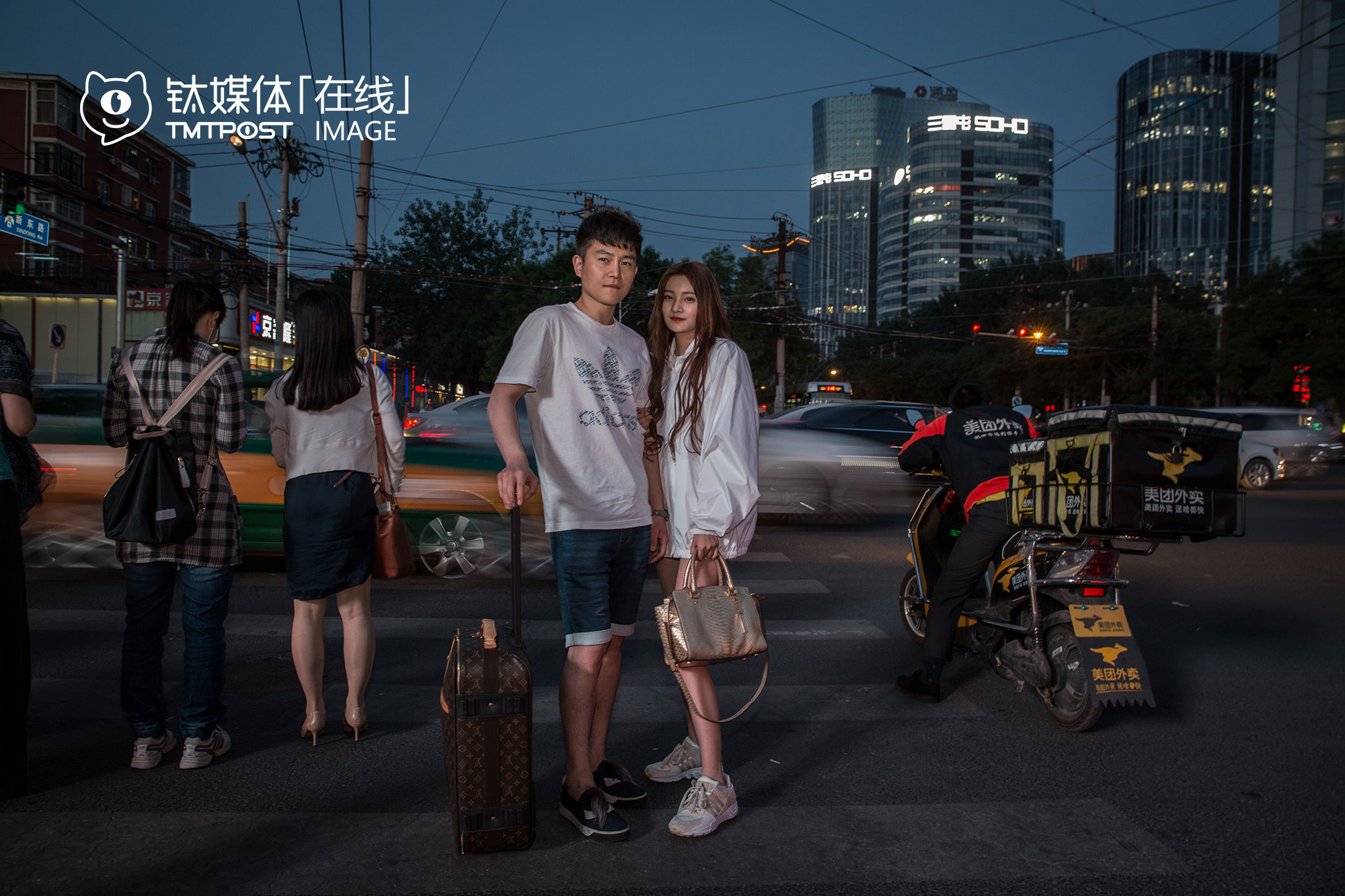 5月20日，北京，三里屯，柚宝和另一名男主播。平时她也会看别人直播，如果觉得对方说话方式吸引人，或者唱歌好听，她就会送礼物。通过直播和互相送礼物，柚宝也结实了一些做主播的好朋友。