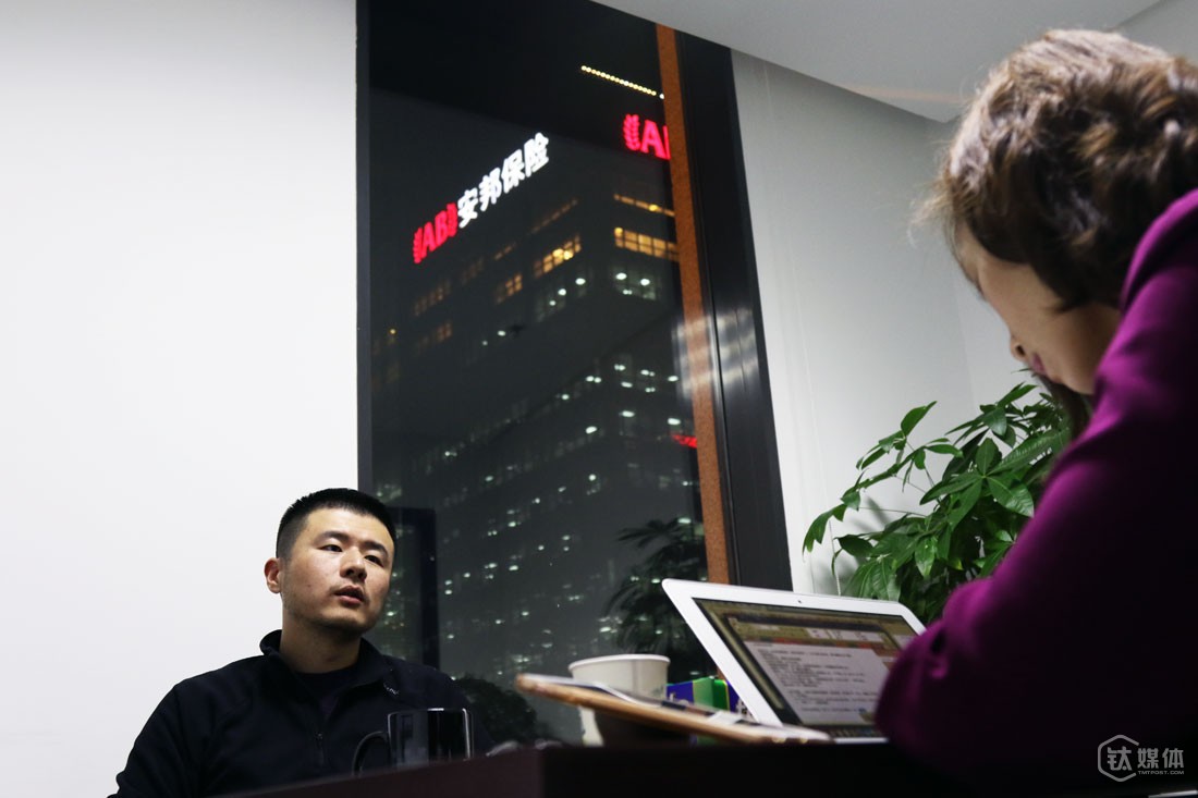 李小玉在办公室&ldquo;采访&rdquo;一名做云语音的创业者。初次与创业团队接触，她玉需要不停地问问题，不断提出质疑和思考，有意思的是，她就是学新闻出身的，研究生是在北大读的国际新闻，只是毕业后正好赶上传统媒体的衰落，电商大爆发的时间点，于是她去了京东，&ldquo;做FA和做记者没什么区别，都需要在短时间内抓有效信息，得到想要的答案&rdquo;。