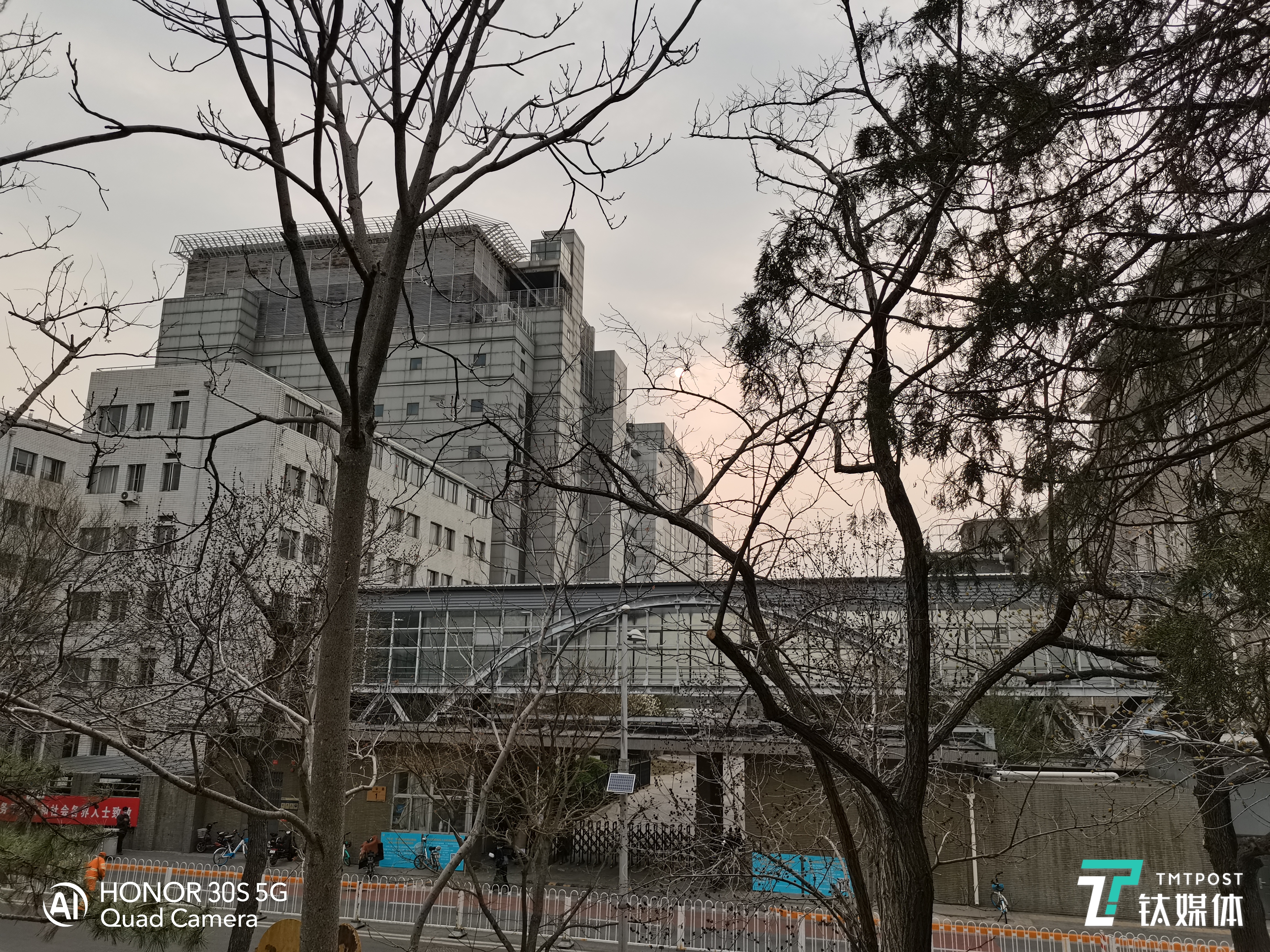 主摄逆光拍摄样张