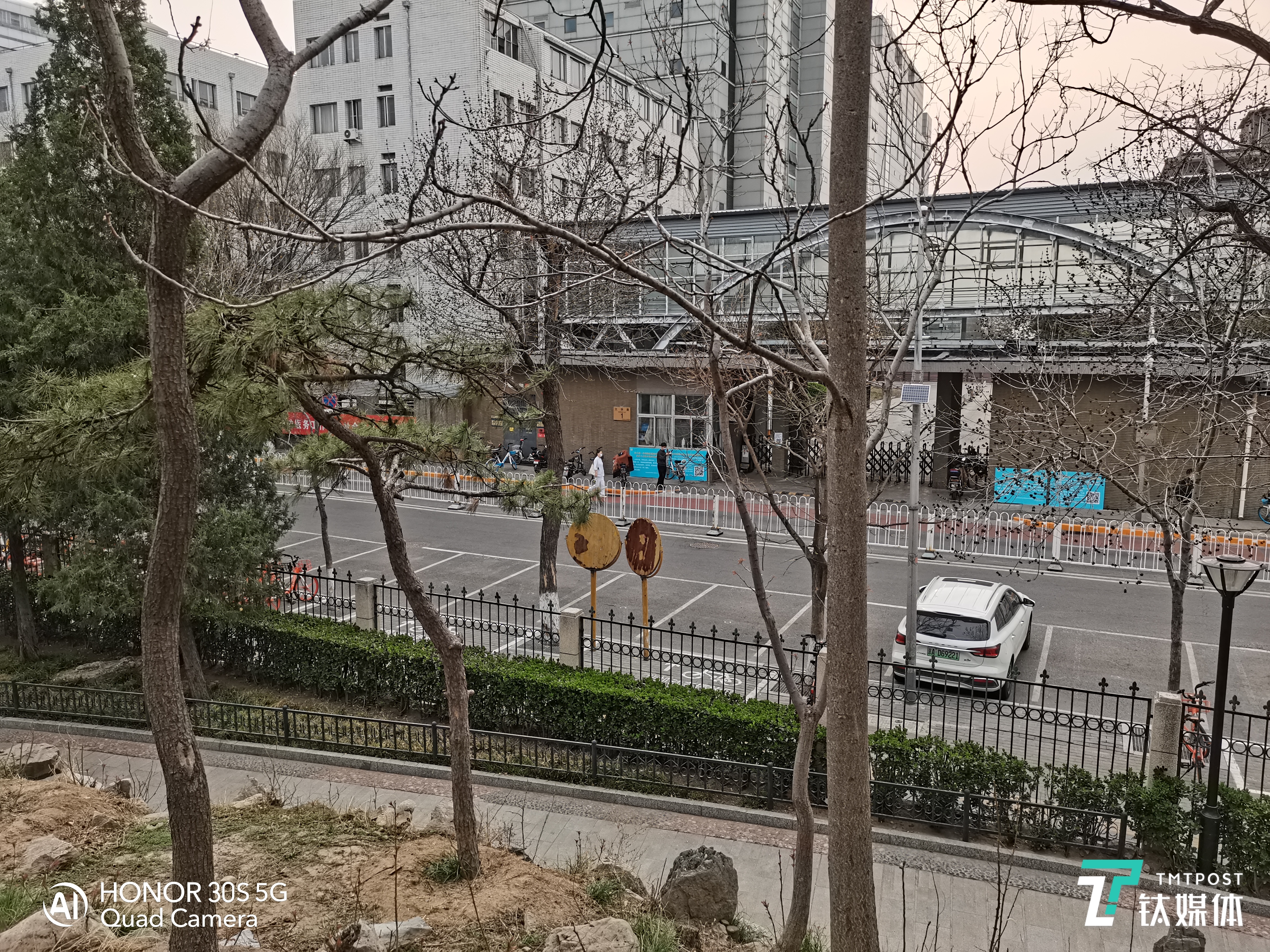 主摄拍摄远景样张-注意画面中的门牌号