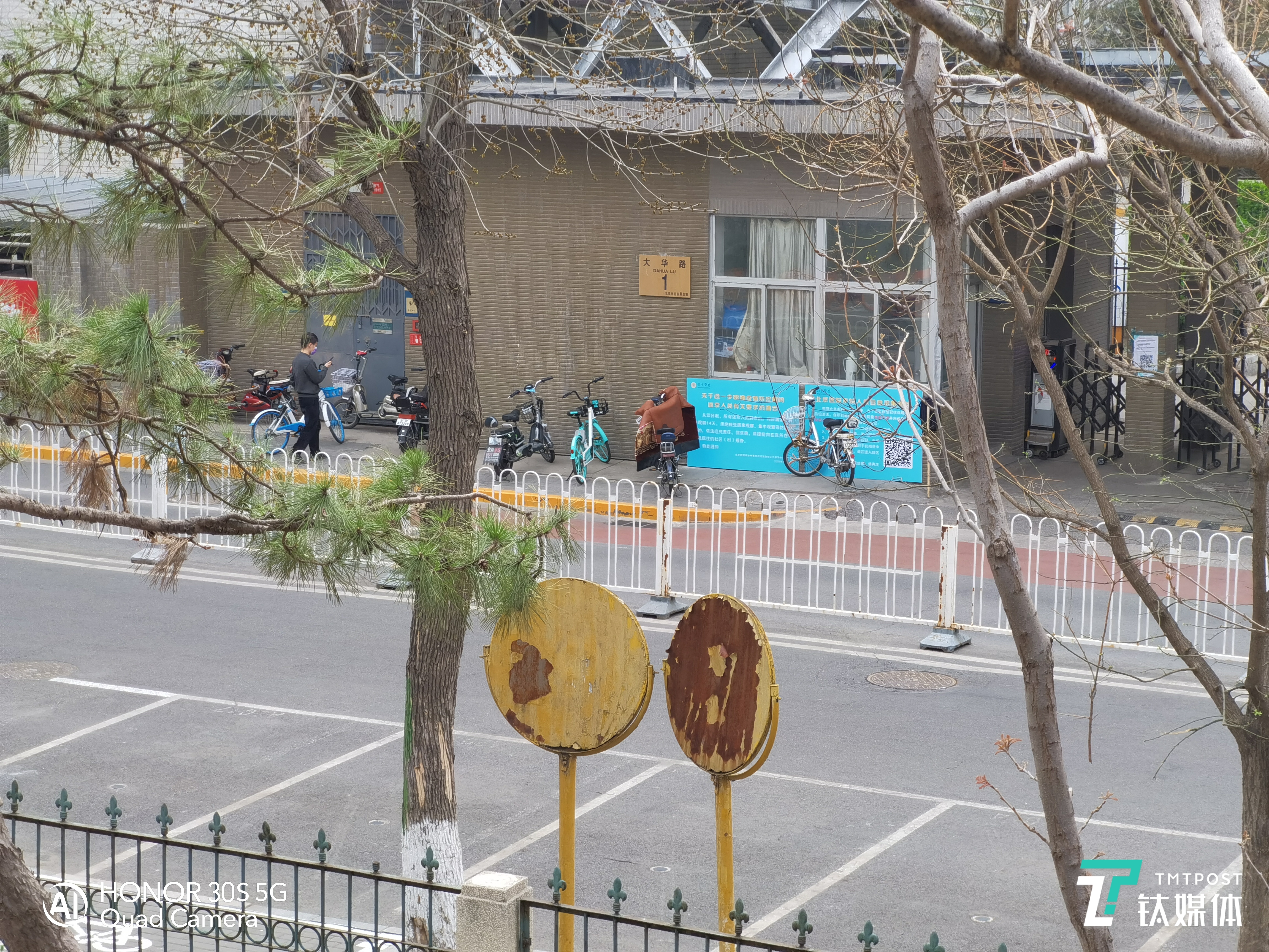 800万像素长焦镜头拍摄样张-注意画面中的门牌号