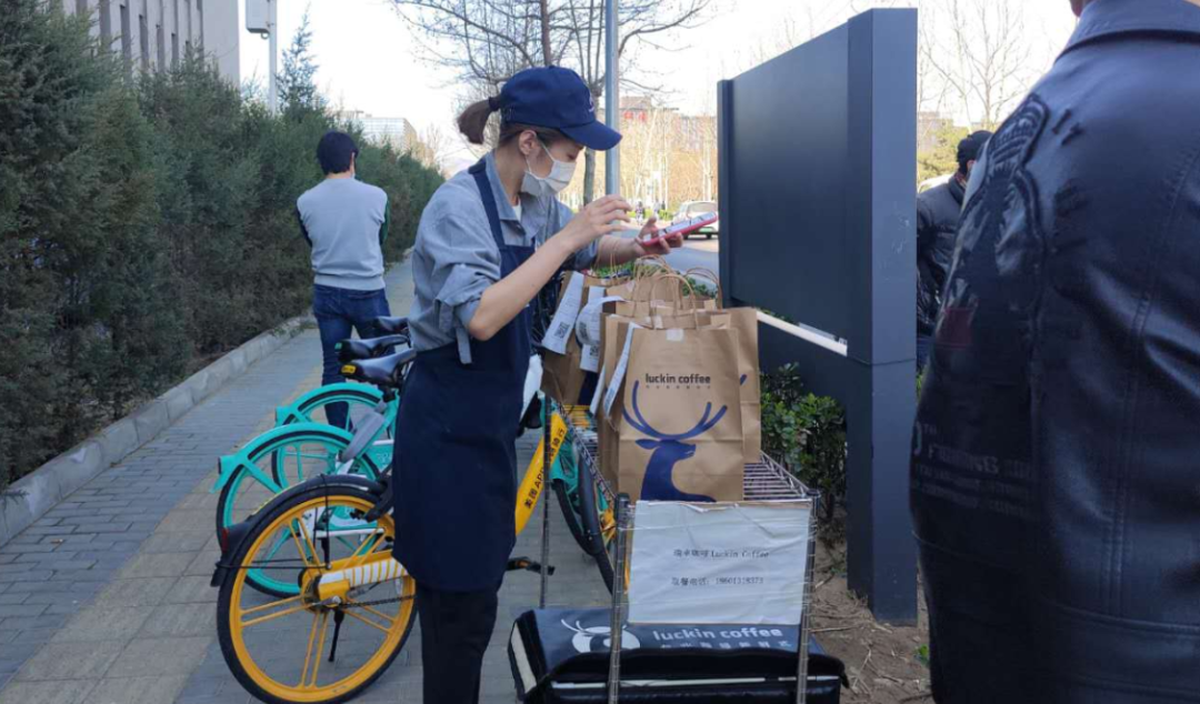 实探瑞幸门店：爆单，闭店，一杯咖啡苦等2小时
