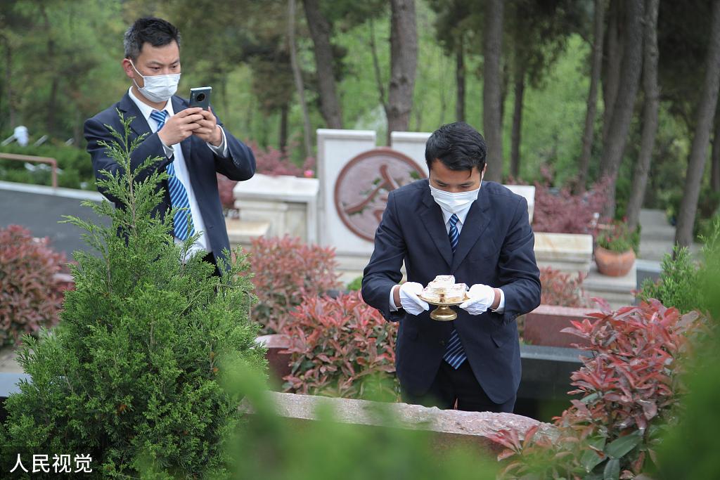 网上扫墓来了，但这个2000亿的传统生意还没到变化的时候