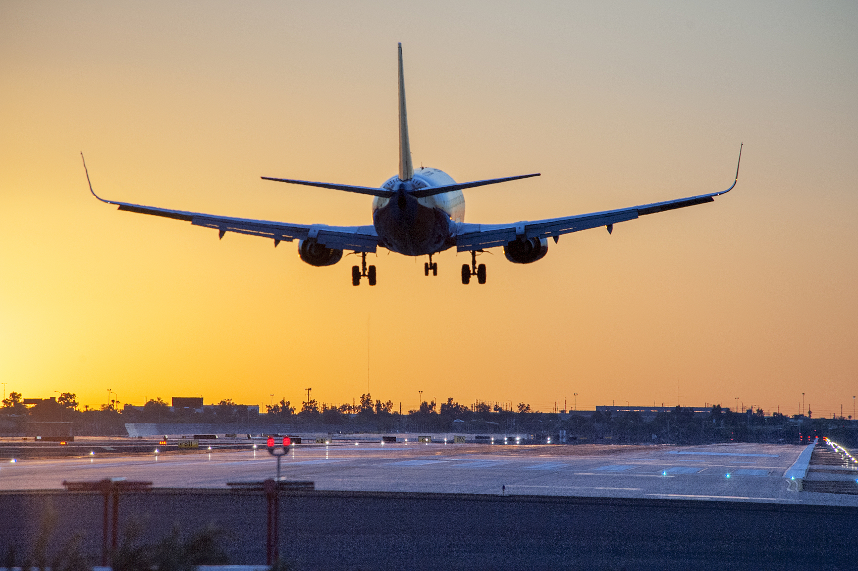 留学生包机回国的钱，可以买一辆五菱宏光了