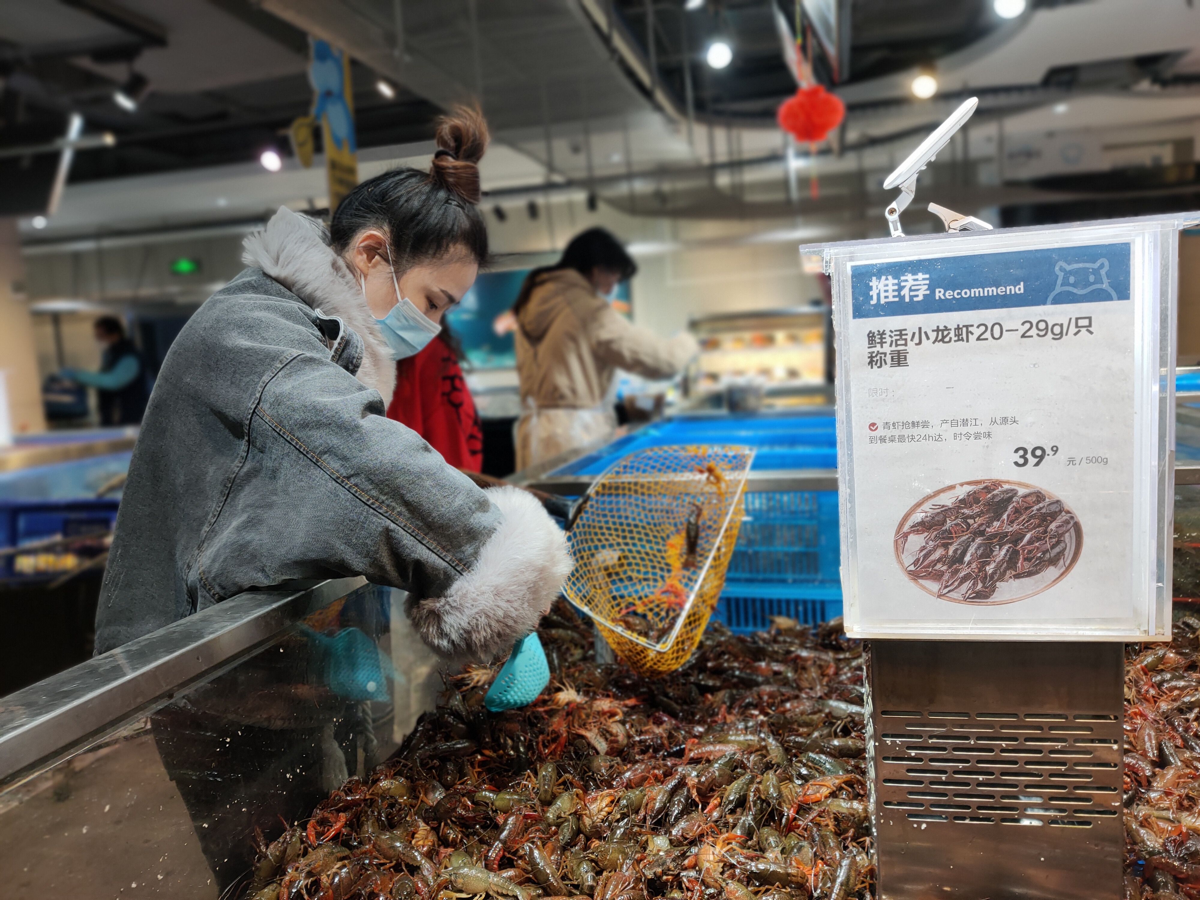Consumers are picking crayfish for cooking（）